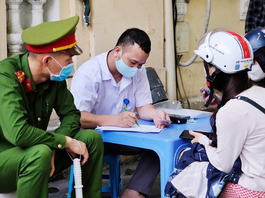 Hà Nội mạnh tay xử lý, chỉ riêng một quận người dân đã bị phạt hơn 300 triệu vì không đeo khẩu trang