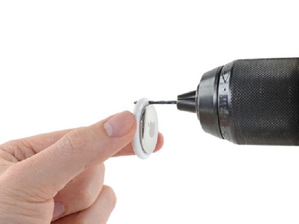 iFixit thử khoan một lỗ nhỏ trên Apple AirTag để móc chìa khóa, kết quả vẫn hoạt động bình thường