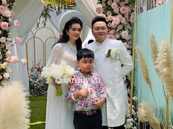 HOT: Bà Phương Hằng - vợ ông Dũng 'lò vôi' đăng ảnh con trai và con dâu trong lễ đính hôn 'bí mật' tổ chức sáng nay, dung nhan nàng dâu hào môn quá đỗi bất ngờ!