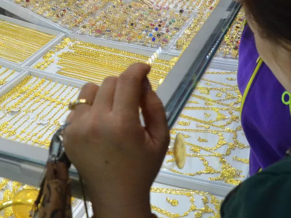 Giá vàng hôm nay 4-5: Tăng mạnh khi lãi trái phiếu Mỹ và USD suy yếu