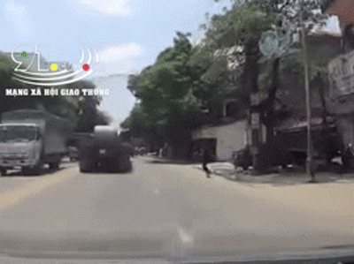 Clip: Cô bé bất ngờ lăn vào gầm xe tự sát, phản ứng nhanh nhạy của tài xế khiến nhiều người khen ngợi