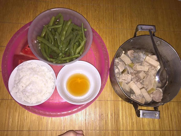 Lụi hụi cơm nước cho người yêu nhưng chỉ vì 1 thói quen nhỏ mà cô gái bị nhận xét bằng từ ngữ 'cay nghiệt': Lười, không có văn hoá