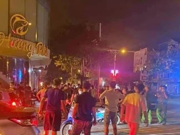Học sinh THCS mâu thuẫn, phụ huynh gọi côn đồ bắn người ở quán cà phê