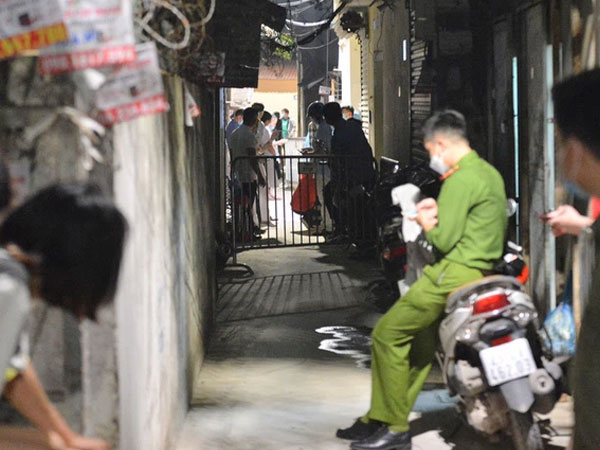 Hà Nội: Phong tỏa con ngõ, phun khử khuẩn nơi ở của ca dương tính SARS-CoV-2 tại Bắc Từ Liêm ngay trong đêm