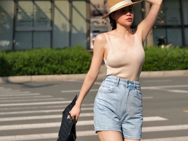 Lâu lắm mới thấy Hà Hồ diện quần shorts, cách lên đồ xuất sắc hơn xưa bao nhiêu