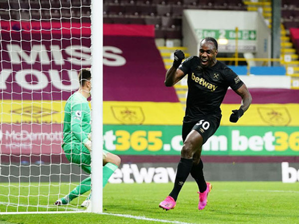 Ngược dòng chóng vánh, West Ham kiên trì bám đuổi Chelsea