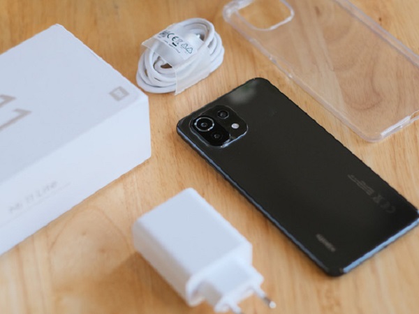 Trên tay Xiaomi Mi 11 Lite: Smartphone mỏng nhẹ và đáng mua nhất phân khúc dưới 7 triệu đồng