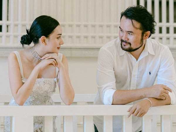 Gái đẹp lấy đại gia Thái Lan lại khoe chồng chiều, nhưng lần này dàn xe sang lấp ló mới là thứ giật spotlight
