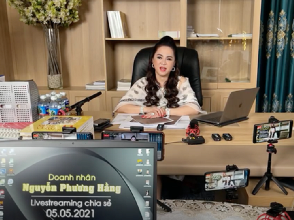 Ơn trời, cuối cùng bà Phương Hằng - vợ Dũng 'lò vôi' cũng thừa nhận 'mất ngủ, sụt ký do livestream để được dư luận chú ý', đáp trả câu hỏi vì sao gần đây thường xuyên gọi tên nghệ sĩ