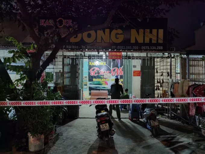 Buộc 8 'dân chơi' đi cách ly tập trung phải trả phí, thu hồi giấy phép quán karaoke