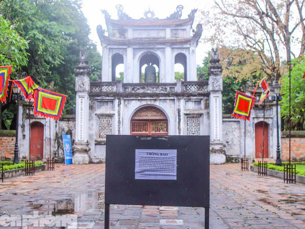 Di tích, đền chùa ở Hà Nội lại 'cửa đóng then cài' vì COVID-19