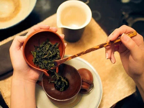 Vì sao khi uống trà có người uống vào mất ngủ, có người lại ngủ rất ngon?