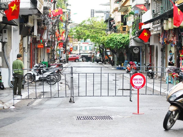 Hà Nội: Lập rào chắn, phun khử khuẩn phố Đinh Liệt liên quan lịch trình đi lại dày đặc của nữ bệnh nhân COVID-19 đến từ Đà Nẵng