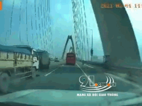 Video: Khoảnh khắc xe tải đâm vào xe chở gas trên cầu Nhật Tân
