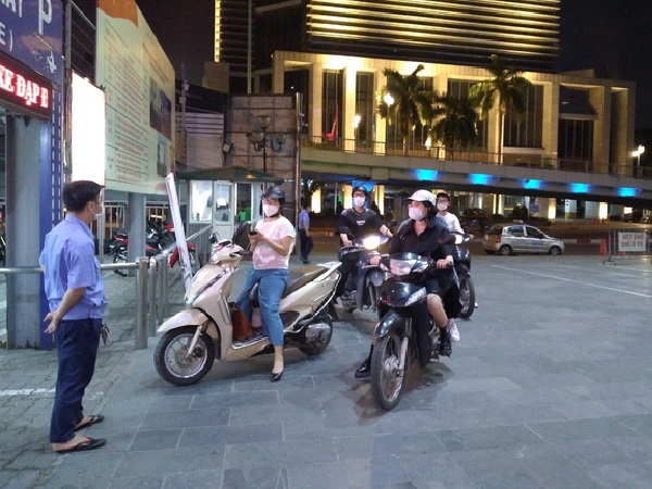 Rạp chiếu phim ở Hà Nội đồng loạt đóng cửa phòng dịch, nhiều khách cố mua suất chiếu cuối nhưng đành ngậm ngùi 'quay xe'