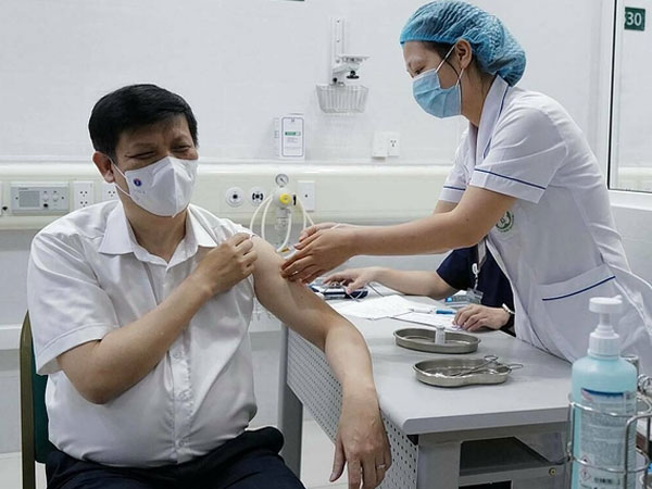Bộ trưởng Bộ Y tế Nguyễn Thanh Long tiêm vaccine Covid-19