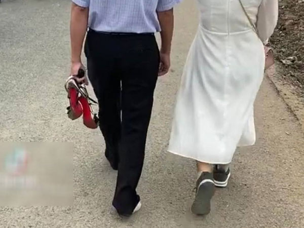 Chồng nhường vợ đi giày của mình cho đỡ đau chân, cộng đồng mạng tranh cãi: 'Là yêu thương hay là ích kỷ?'