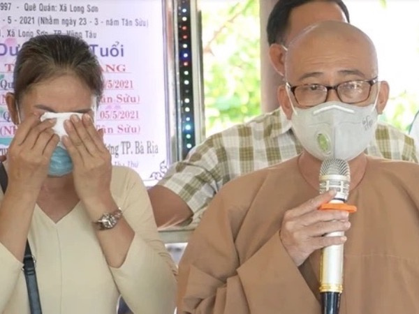 Nước mắt người mẹ ký vào lá đơn hiến tạng con trai cứu 4 người: 'Tôi không nghĩ là con tôi đã chết'