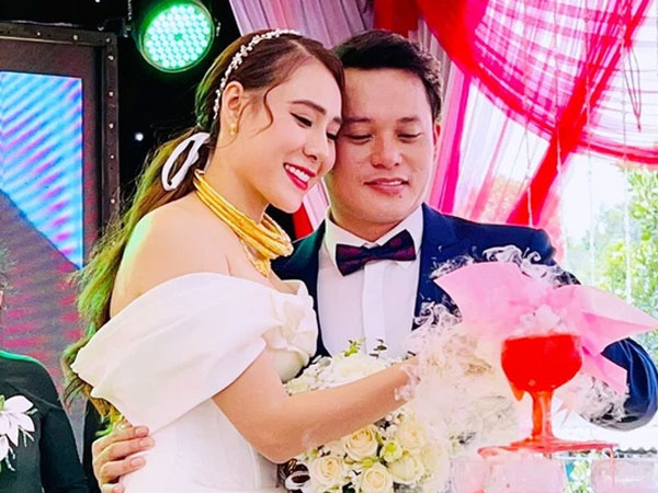 Đám cưới Hồ Bích Trâm ở Quảng Ngãi: Hé lộ chân dung chú rể, đeo vàng nặng cả cổ, lên tiếng chuyện đãi tiệc giữa mùa dịch