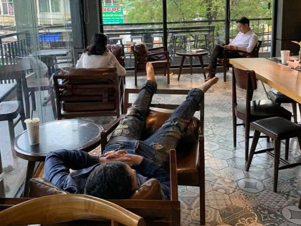 Bất lực với 'thượng đế' vô duyên: thanh niên vô tư nằm dài trong quán cafe nhiều ngày, quản lý đăng đàn cầu cứu dân mạng