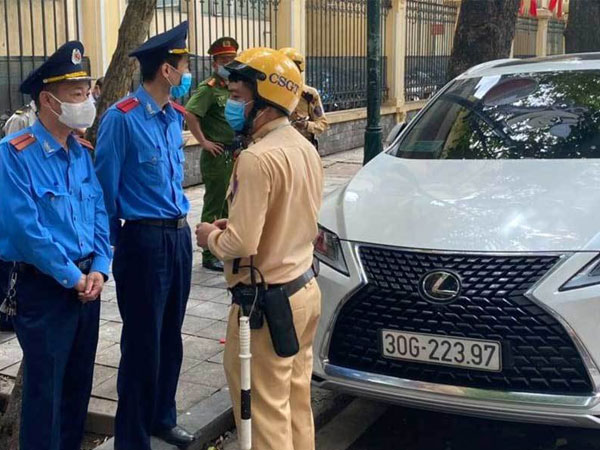 Lái xe Lexus có biển ra vào Bộ Công an thách tổ liên ngành xử lý vi phạm