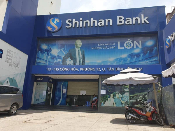 KHẨN: Những người từng đến ngân hàng Shinhan Tân Bình cần liên hệ ngay cơ quan y tế gần nhất