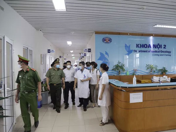 Người nhà bệnh nhân Bệnh viện K bị phạt 10 triệu vì không đeo khẩu trang