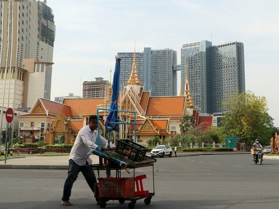 Thủ đô Phnom Penh (Campuchia) ngày đầu dỡ bỏ lệnh phong tỏa vì Covid-19