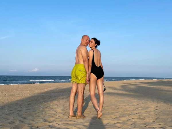 Cô Văn Thùy Dương thông báo sắp sang tuổi U60, tiện thể khoe dáng mướt mắt trong bộ bikini khiến hội gái trẻ xuýt xoa