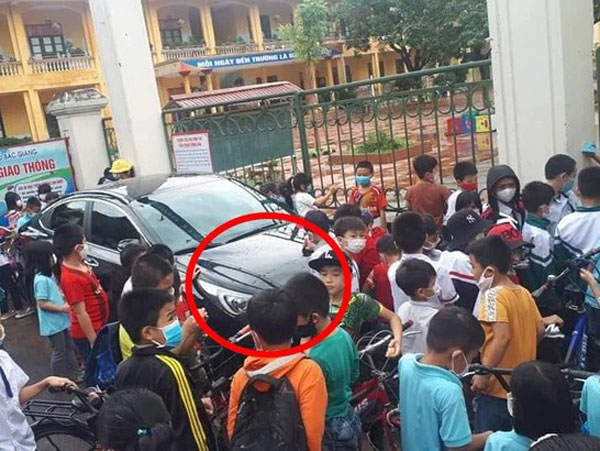 Chán nản với màn đỗ xe kém duyên ngay trước cổng trường ngay giờ cao điểm vào lớp: 'Trường của mình nhà anh chắc!'