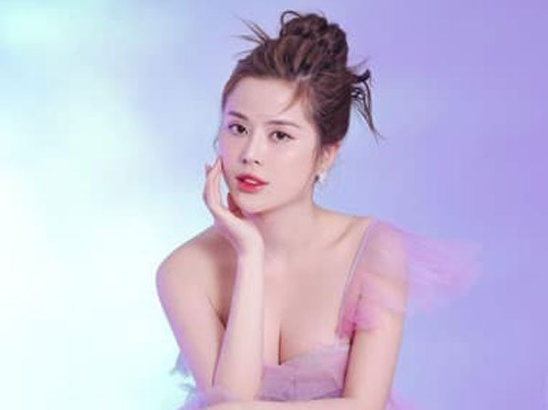 Hotgirl Phạm Hương sở hữu dàn siêu xe cực 'khủng' khiến dân mạng trầm trồ