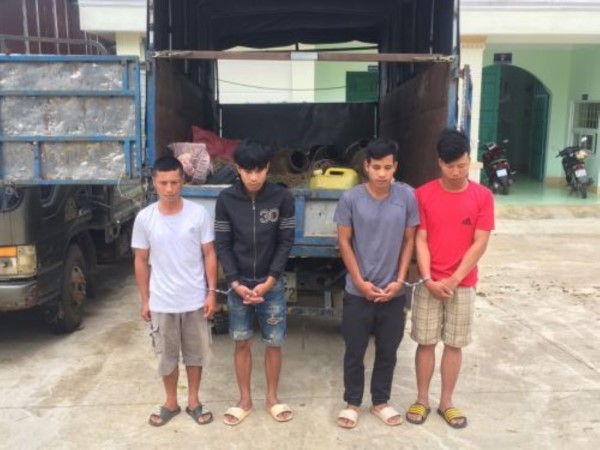 Hết chỗ để 'chôm đồ', 4 thanh niên rủ nhau đập phá mồ mả của người dân để trộm đồ cúng