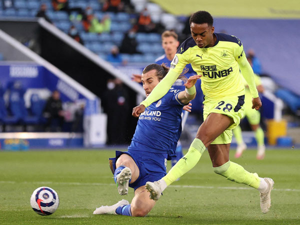 Leicester thua sốc, MU và Liverpool reo vui