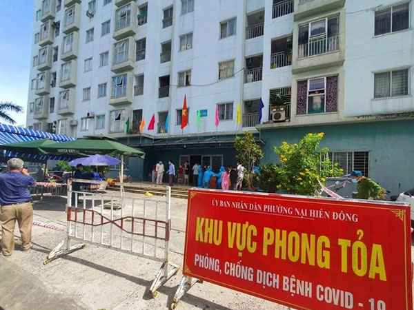 1 người đàn ông định đu dây thừng rời khỏi chung cư bị phong tỏa vì có ca nhiễm Covid-19
