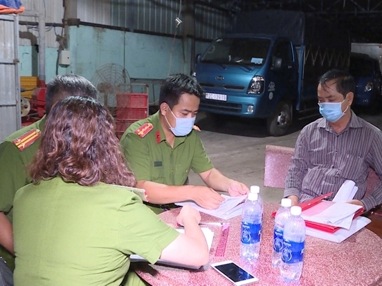 Hãi hùng 'công nghệ' dùng hóa chất vô cùng độc hại để chế biến hải sản vừa bị phát hiện