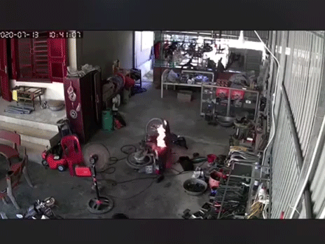 Xe máy đang sửa bất ngờ bốc cháy dữ dội, pha dập lửa của người đàn ông khiến ai nấy ngán ngẩm