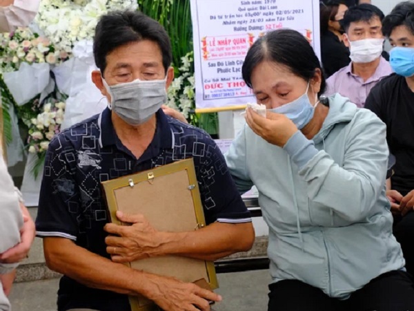 Mẹ cô giáo Cà Mau gặp nạn trong vụ cháy nhà, 8 người chết thảm ở TP.HCM đẫm nước mắt chờ nhận thi thể con