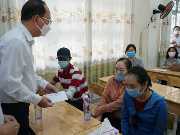 Lãnh đạo TP.HCM động viên, trao tiền hỗ trợ cho người thân của 8 nạn nhân tử vong trong vụ cháy thương tâm