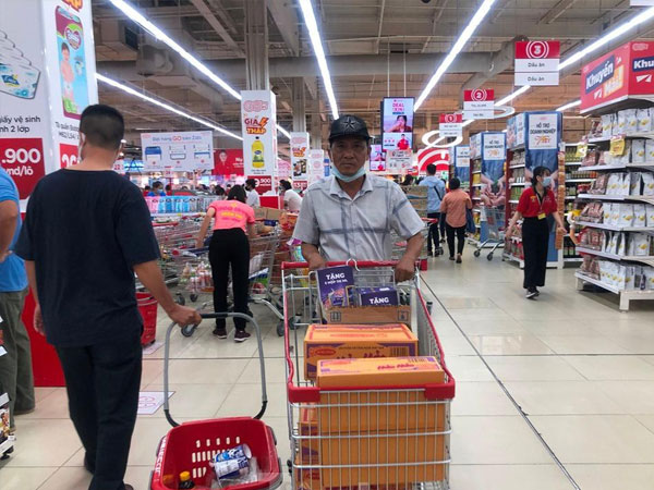 Chợ vắng hoe, khách đổ vào siêu thị mua thực phẩm cuối tuần
