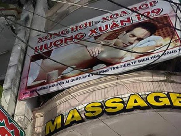 Đột kích cơ sở massage, bắt quả tang nữ nhân viên “tắm tiên' cùng khách