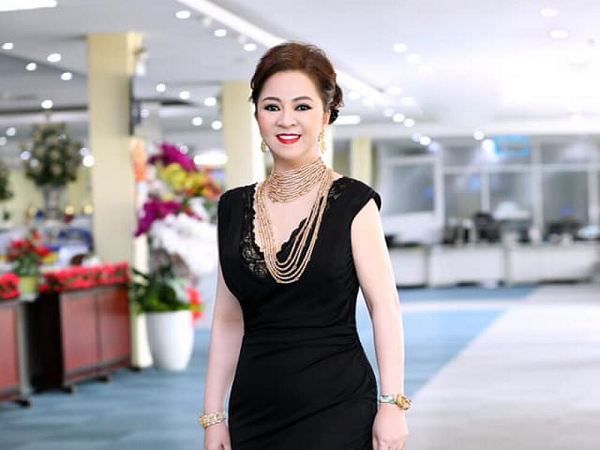 Sau Hoài Linh, Trịnh Kim Chi: Đến lượt Thủy Tiên bị bà Phương Hằng cho lên sóng, gay gắt về việc từ thiện