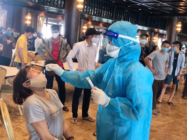 Hà Nam lấy hơn 1.100 mẫu tại chùa Tam Chúc sau khi ghi nhận một nữ nhân viên mắc Covid-19