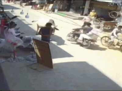 Video: Khoảnh khắc người đàn ông bị bò 'điên' húc văng lên không trung