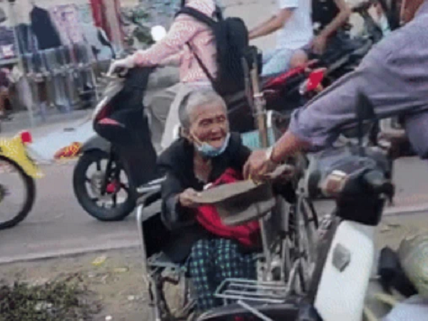 Xúc động cảnh người đàn ông mang một nửa tiền trong túi cho bà cụ ăn xin, dân mạng lan truyền clip cùng thông điệp ý nghĩa