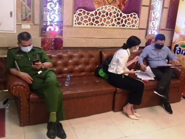 Hà Nội: Một nhà hàng bị phạt 39 triệu vì cho khách hát karaoke giữa mùa dịch