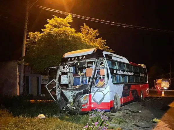 Xe khách đối đầu xe tải ở Buôn Ma Thuột, nhiều người thương vong