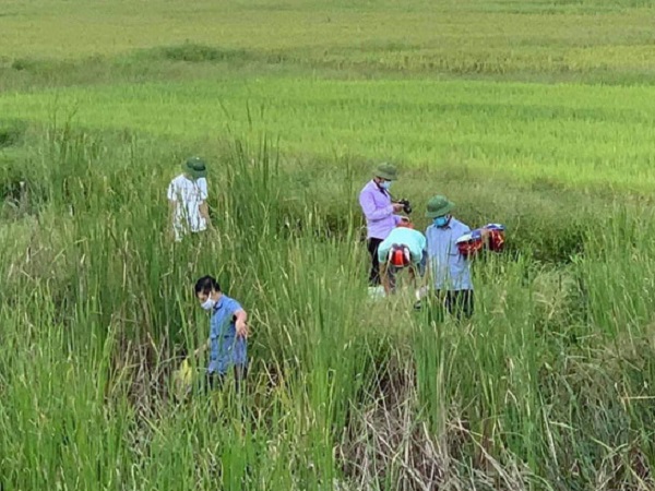 Vụ mẹ ôm thi thể con gái lên đường tàu: Phát hiện trên chiếc xe máy chở con có vết máu