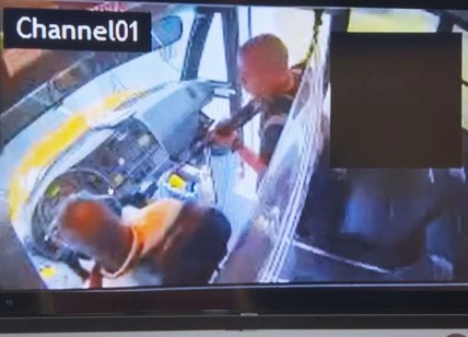 Gã đàn ông cầm súng uy hiếp xe bus chở học sinh, phút cuối buông cò vì lý do 'ná thở' nhưng không kém phần cảm động
