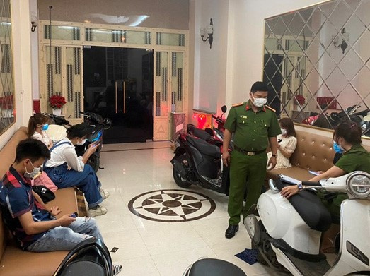 Hải Phòng phát hiện quán karaoke điều nhiều nữ nhân viên đến tiếp khách giữa dịch Covid-19