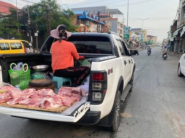Dùng phương tiện 'lạ' đi bán thịt mùa dịch, chị gái để lộ gia thế khủng khiến dân mạng bất ngờ